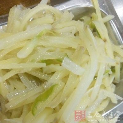 土豆絲300克,辣椒絲30克,白醋,鹽少許 土豆絲300克,辣椒絲30克,白醋,鹽少許