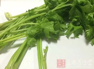 牛腱肉250g，香芹200g，蒜片1湯匙(15g)，花椒5粒，老姜絲1湯匙(15g)