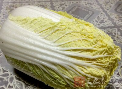 大白菜500克，胡蘿卜50克。油2大匙，鎮江陳醋1大匙