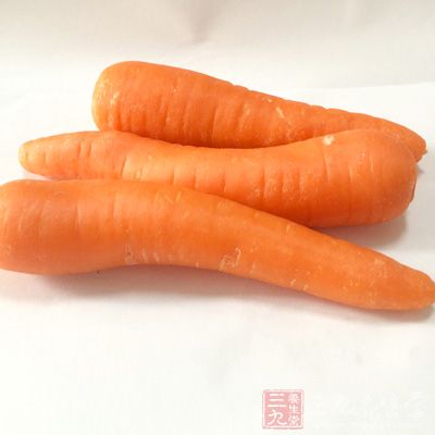 將西紅柿洗淨切成塊,雞蛋在碗中打勻 將西紅柿洗淨切成塊,雞蛋在碗中打勻