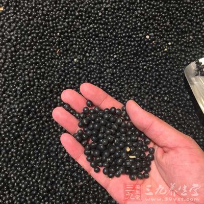 煮到有香味時放入黑豆