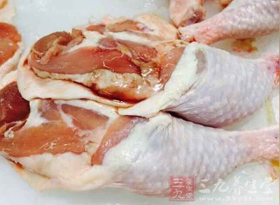 雞腿(整雞腿)1只，松花蛋1枚