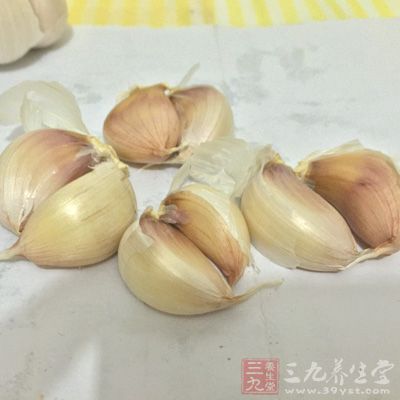 蒜2瓣，紅辣椒1個，鹽