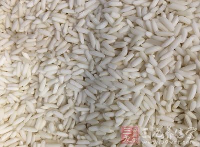 粳米洗淨，用冷水浸泡一小時後撈出來