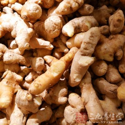 生姜既可以去除膻味，又能和羊肉一起幫助我們溫陽祛寒