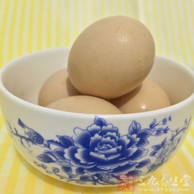 低粉120克,雞蛋4個,白糖80克,油30克,牛奶50克,無鋁泡打粉1克,鹽1克 低粉120克,雞蛋4個,白糖80克,油30克,牛奶50克,無鋁泡打粉1克,鹽1克