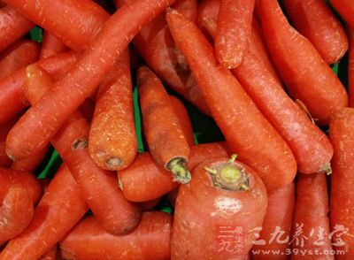 土豆一個，胡蘿卜一根，木耳若干，生姜，大蒜，鹽，油，紅燒汁