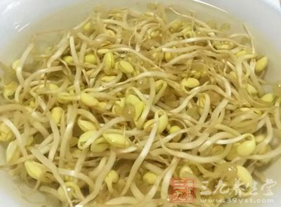 蒜薹2兩，豆芽、韭菜、香菜各一把，胡蘿卜一小節