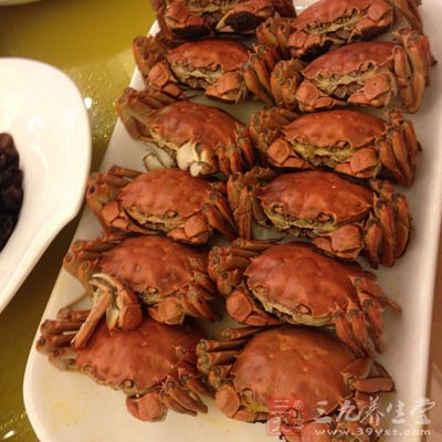 海蟹3只(約500克)。醬料包八角2粒，陳皮3克