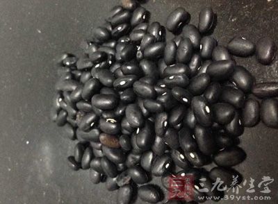 黑豆一把、黑米兩把、黑芝麻一小把、百合十片 黑豆一把、黑米兩把、黑芝麻一小把、百合十片
