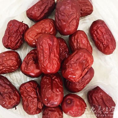 石斛10克，桂圓20克，紅棗20克，生姜10克，冰糖10克(或紅糖)，清水1000克