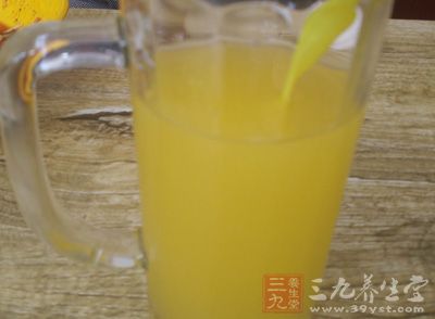蘋果汁600毫升，橙汁300毫升，檸檬汁1湯匙