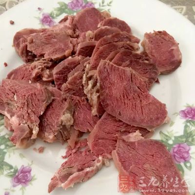 牛肉300克、番茄2個、雞蛋1個、鹽2克、番薯醬10克