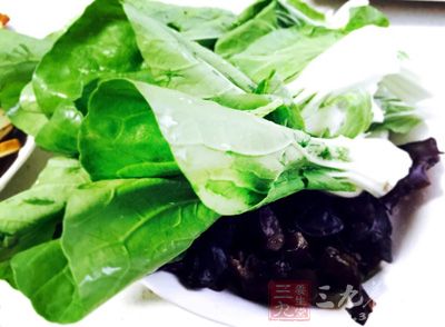 丸子適量,火腿4片,小白菜半斤,金針菇1把,千張2張 丸子適量,火腿4片,小白菜半斤,金針菇1把,千張2張
