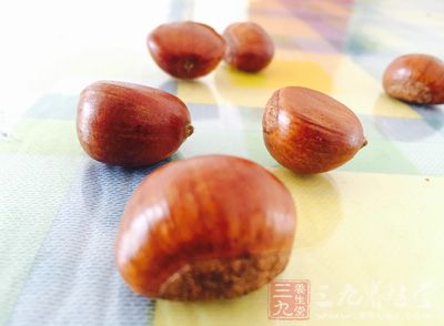 烏雞1只、板栗200克、紅棗15顆、枸杞適量、姜1小塊、鹽適量