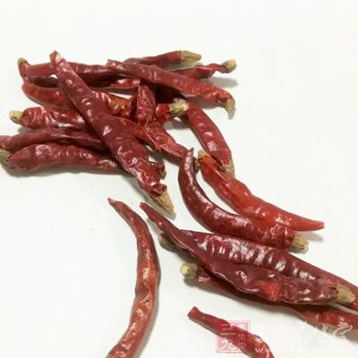 鯉魚2斤,青椒水煮魚調料1袋(150克),蔥姜蒜、干紅辣椒、花椒粒 鯉魚2斤,青椒水煮魚調料1袋(150克),蔥姜蒜、干紅辣椒、花椒粒