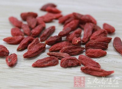 淨豬肘子1只,蔥、姜各20克,藥包1個(內裝西洋參10克,龍眼肉20克,枸杞子20克,丁香、八角、桂皮各5克,花椒2克) 淨豬肘子1只,蔥、姜各20克,藥包1個(內裝西洋參10克,龍眼肉20克,枸杞子20克,丁香、八角、桂皮各5克,花椒2克)