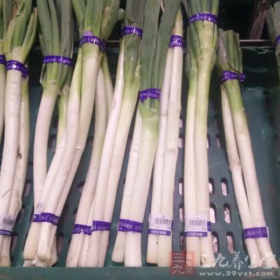 豬肘1500克,大蔥15克,姜15克,八角5克,料酒20克 豬肘1500克,大蔥15克,姜15克,八角5克,料酒20克