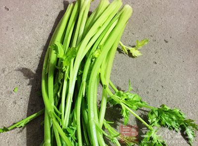 芹菜300克，瘦豬肉150克，干紅辣椒2個、大蒜4瓣，生抽、醋、鹽、植物油