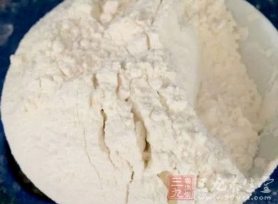 中筋面粉300克、豆沙餡500克、小蘇打2克、芝麻適量