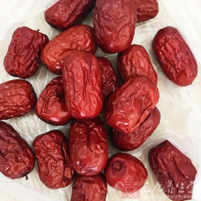 大骨頭2塊，黑木耳20克，枸杞20克，紅棗10個，淮山藥1只