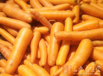 豬蹄(前爪)，銀耳，山藥，胡蘿卜，新鮮香菇，姜片，