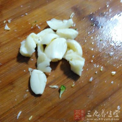 大蒜切成碎末