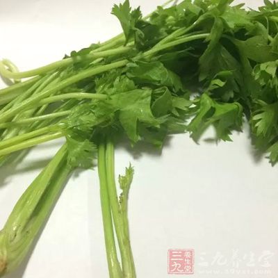芹菜利水、利尿，能清熱消腫