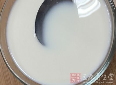 牛奶60g，雞蛋4個，巧克力豆少許