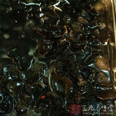 黑木耳要提前泡入水中發好 黑木耳要提前泡入水中發好