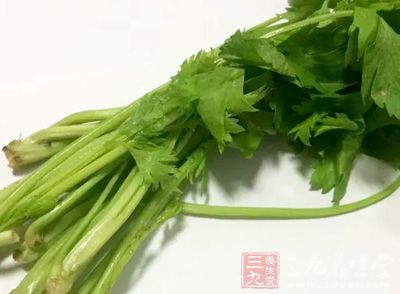 芹菜洗淨切粒 芹菜洗淨切粒