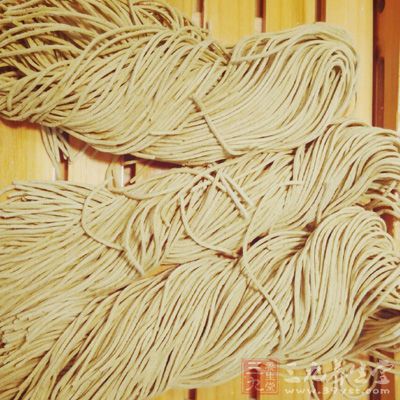 A.牛尾1根，毛肚300公克，牛腩300公克，陽春面適量