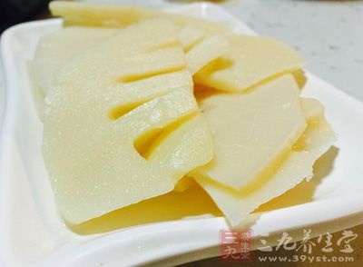 烤麸5粒,綠竹筍100克,干香菇3朵,蔥1根,姜10克 烤麸5粒,綠竹筍100克,干香菇3朵,蔥1根,姜10克