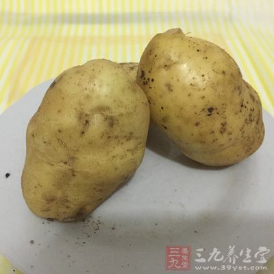 土豆500克、牛肉(瘦)100克、洋蔥150克、小麥面粉200克 土豆500克、牛肉(瘦)100克、洋蔥150克、小麥面粉200克