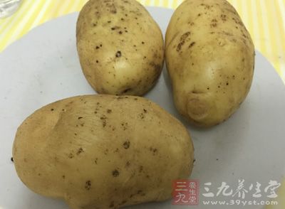 土豆2個,面粉是土豆的1/3,花椒粉,鹽少許 土豆2個,面粉是土豆的1/3,花椒粉,鹽少許