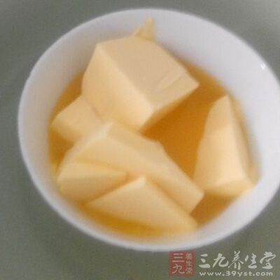 鍋中放入黃油小火融化