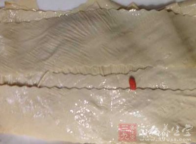 鍋中倒入熱水，燒開後放入豆腐皮