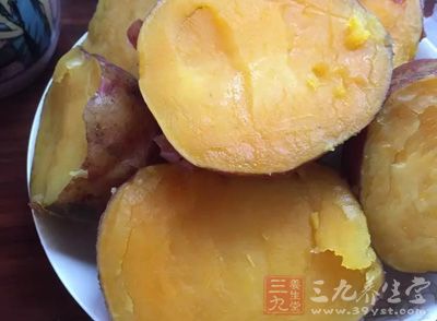 紅薯蒸熟，去皮、搗紅薯泥