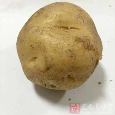 准備好材料，土豆去皮