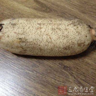 將蓮藕去皮，切塊