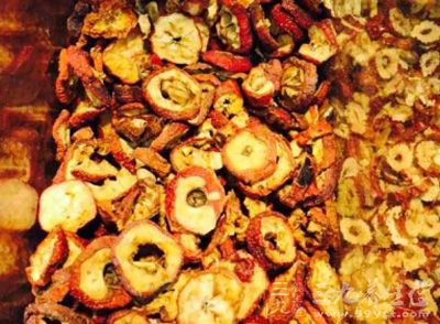 將山楂片洗淨,去核,放入砂鍋中,加水煮開 將山楂片洗淨,去核,放入砂鍋中,加水煮開