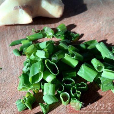 放入蔥、姜,倒入適量的開水 放入蔥、姜,倒入適量的開水