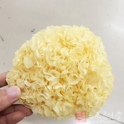 銀耳15克、枸杞子25克 銀耳15克、枸杞子25克