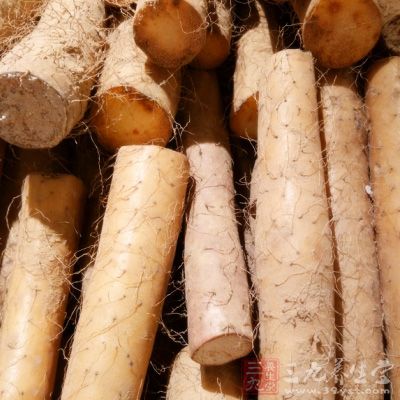 將山藥去皮,切成塊,放入清水中過兩遍的水 將山藥去皮,切成塊,放入清水中過兩遍的水