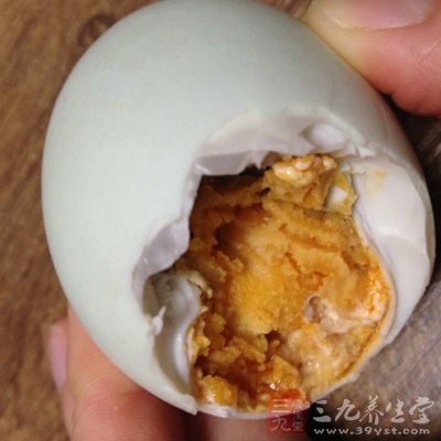 鴨蛋味甘、鹹,性涼;入肺、脾經 鴨蛋味甘、鹹,性涼;入肺、脾經