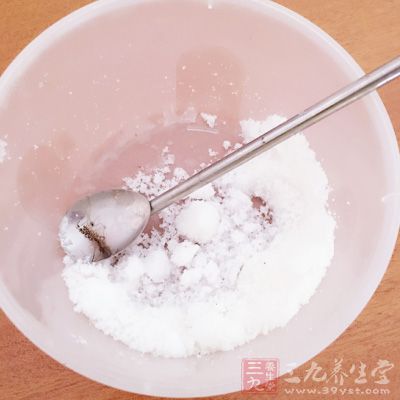 鴨蛋黃1只、白糖適量 鴨蛋黃1只、白糖適量