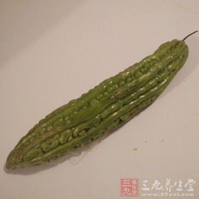 苦瓜1條,鹹蛋2顆 苦瓜1條,鹹蛋2顆