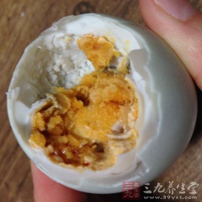 此法腌制的鹹鴨蛋,蛋黃出油多,味道特別香 此法腌制的鹹鴨蛋,蛋黃出油多,味道特別香