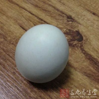 把清洗干淨的鴨蛋晾干表皮水分 把清洗干淨的鴨蛋晾干表皮水分