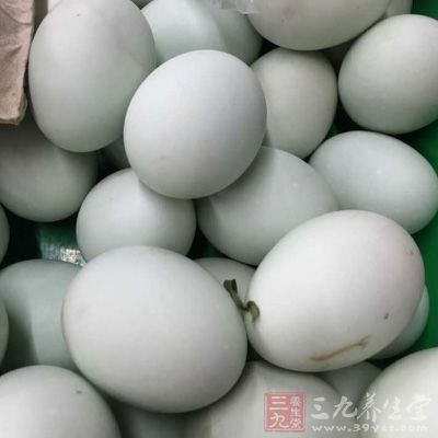 選上好的鴨蛋,先將鴨蛋放到白酒裡浸濕 選上好的鴨蛋,先將鴨蛋放到白酒裡浸濕